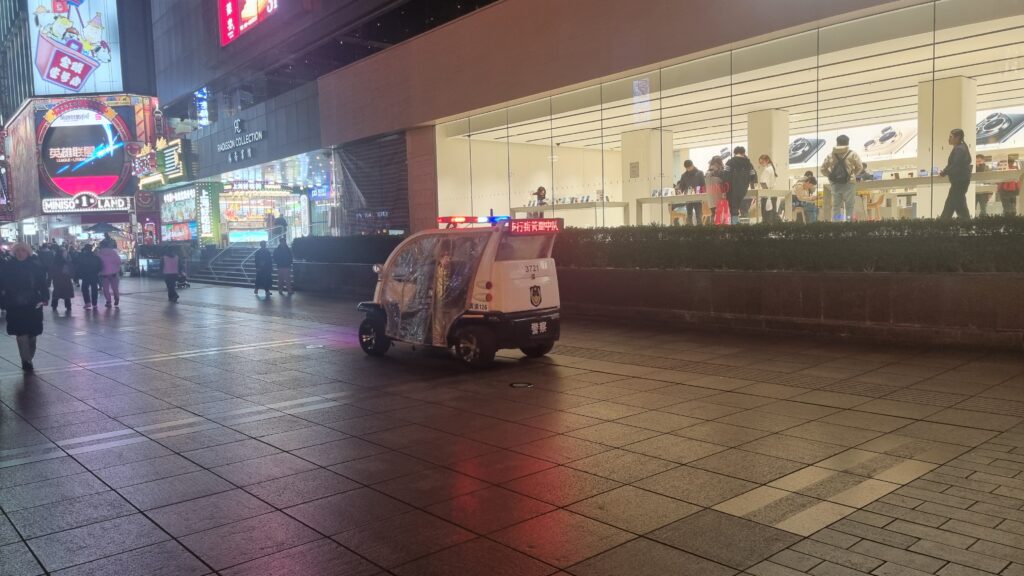 Китай, Шанхай, Нанкинская улица, Nanjing Road, полиция